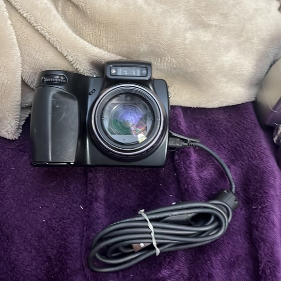 A Kodak 5.0 mega pixels. Easy Share digital camera. - Picture 3 of 11